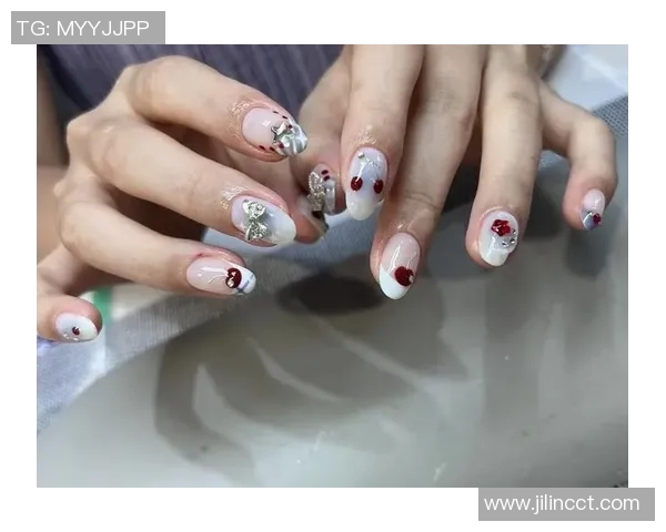 足球明星女友美甲风格大揭秘时尚潮流搭配尽显个性魅力 足球明星女友美甲风格大揭秘时尚潮流搭配尽显个性魅力