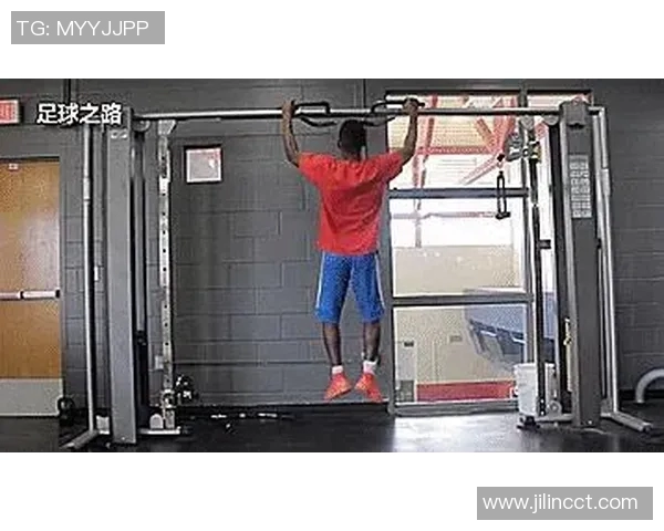 足球明星挑战极限展现力量与技巧引体向上训练精彩瞬间回顾 足球明星挑战极限展现力量与技巧引体向上训练精彩瞬间回顾